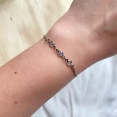 detalhe no pulso da pulseira semijoia ajustável com ponto luzes zircônias banhada a ródio negro