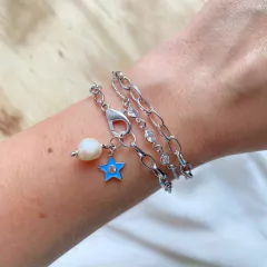 detalhe no pulso da pulseira semijoia ajustável com ponto luzes zircônias banhada a ródio