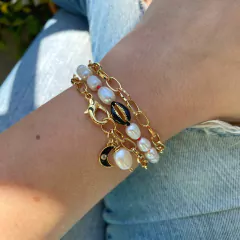 detalhe da pulseira semijoia energética banhada a ouro com pingente de Lua esmaltada em cor salmão e pérola para trabalhar a intuição feminina