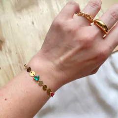 detalhe da combinação com anel semijoia estilo bombê banhado a ouro 18k