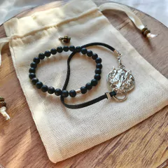detalhe da pulseira semijoia handmade de couro sintetico preto com pingente lobo banhado a ródio branco com a de ágata preta 6mm