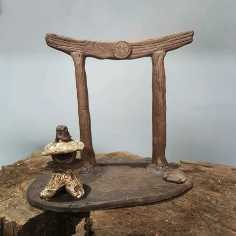 Torii (portal japonês) de ceâmica alta queima com torô(lanterna japonesa) A14x15x10Cm