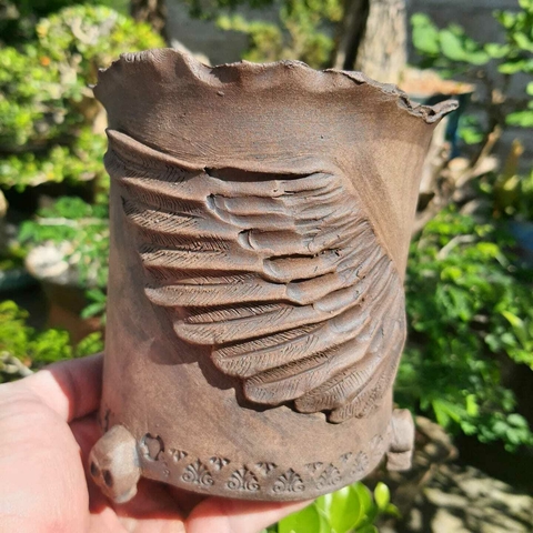 Vaso estilizado angelical com asas em cerâmica de alta temperatura A13x12Cm