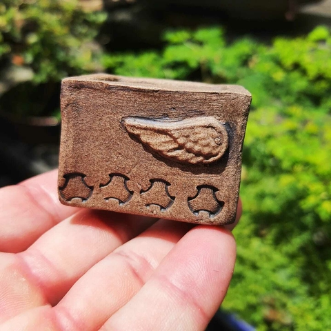 Vaso retangular estilizado angelical com asas em cerâmica de alta temperatura A3x3x4Cm
