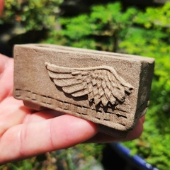 Vaso retangular estilizado angelical com asas em cerâmica de alta temperatura A3,5x3x7Cm