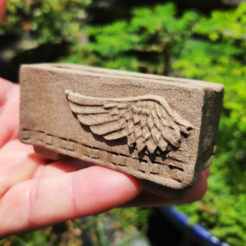 Vaso retangular estilizado angelical com asas em cerâmica de alta temperatura A3,5x3x7Cm