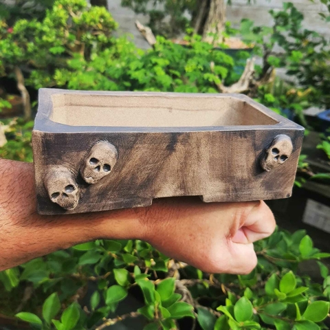 Vaso retangular rock'n'roll com caveiras em cerâmica de alta temperatura A4,7x15,5x8Cm