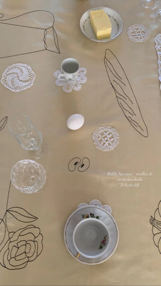 Toalha de mesa bordada