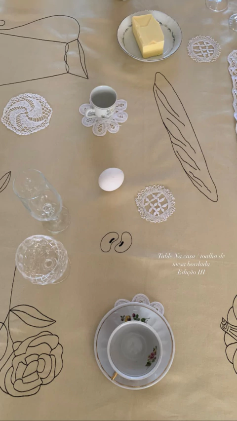 Toalha de mesa bordada