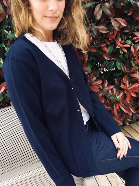 Cardigan femenino en color azul en hilado de acrílico HB con botones