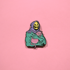 MASTERS OF THE UNIVERSE SKELETOR WITH BABY PANTHOR LAPEL PIN LIMITED EDITION