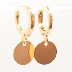 Brinco Argola com Pingente de Medalha Lisa - comprar online