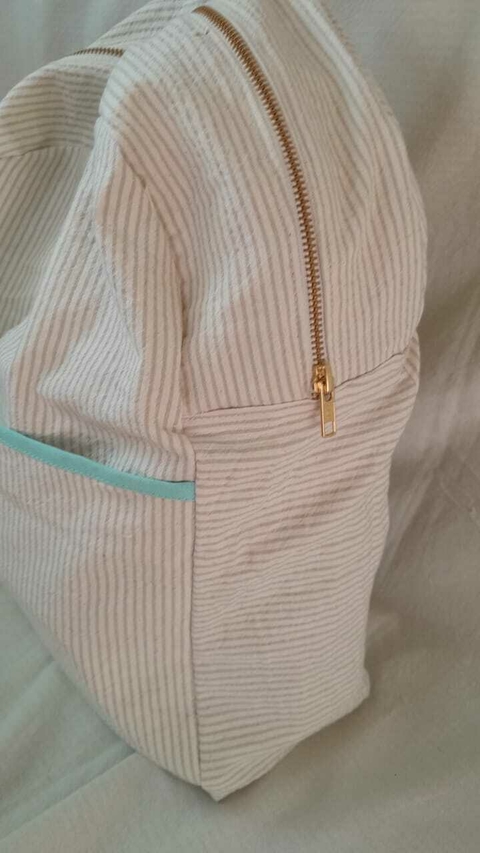 Mochila Jugamos Rayitas Gris Clarito