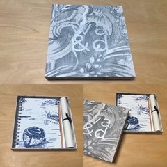 Kit de caja con cuaderno y lapiz, forradas en papel texturado e impresion en Hot Stamping - Encuadernaciones MilHojas