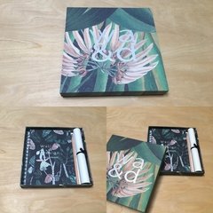 Kit de caja con cuaderno y lapiz, forradas en papel texturado e impresion en Hot Stamping en internet