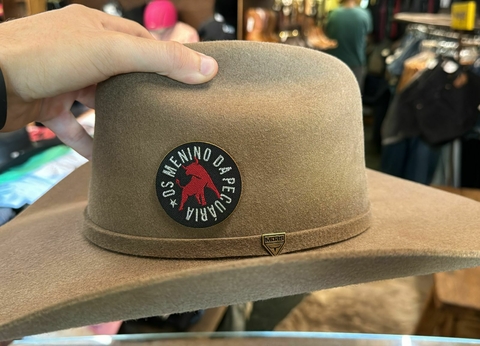 Adesivo em tecido p/chapéu (os menino da pecuária)