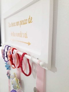 Suporte Porta Laços Tiaras e Organizador de Faixas Infantil Menina Bebê com Quadro e Frase Decorativo - loja online