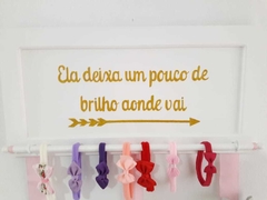 Imagem do Suporte Porta Laços Tiaras e Organizador de Faixas Infantil Menina Bebê com Quadro e Frase Decorativo