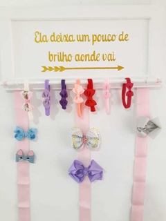 Suporte Porta Laços Tiaras e Organizador de Faixas Infantil Menina Bebê com Quadro e Frase Decorativo - Eu Encomendo Agora