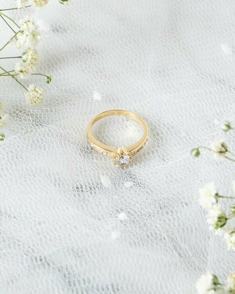 ANILLO SOLITARIO CON CUBICS A LOS COSTADOS