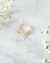 ANILLO SOLITARIO CON CUBICS A LOS COSTADOS