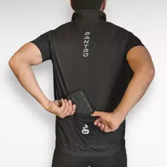 CHALECO ROMPEVIENTO ULTRALIVIANO NEGRO en internet