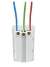 Módulo elétrico branco com três fios coloridos azul, verde e vermelho conectados em terminais de parafuso