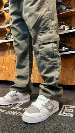PANTALON REGULAR CARGO GABARDINA (VERDE)