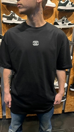 REMERA MC BRACKET OVER BILLABONG (NEGRO)