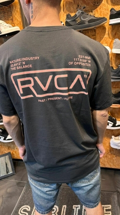 REMERA MC REGISTRED RVCA (NEGRO) en internet