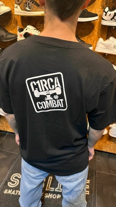 REMERA MC COMBAT DIVISION CIRCA (NEGRO) en internet