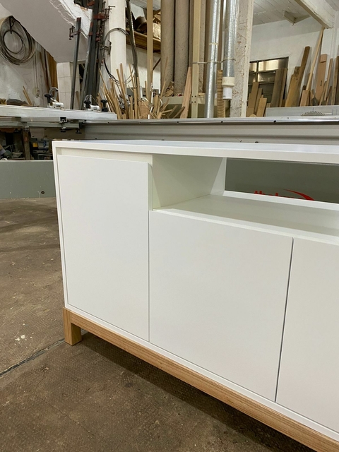 Rack de TV NOEL de laca blanca, con diseño moderno y detalles en madera clara.