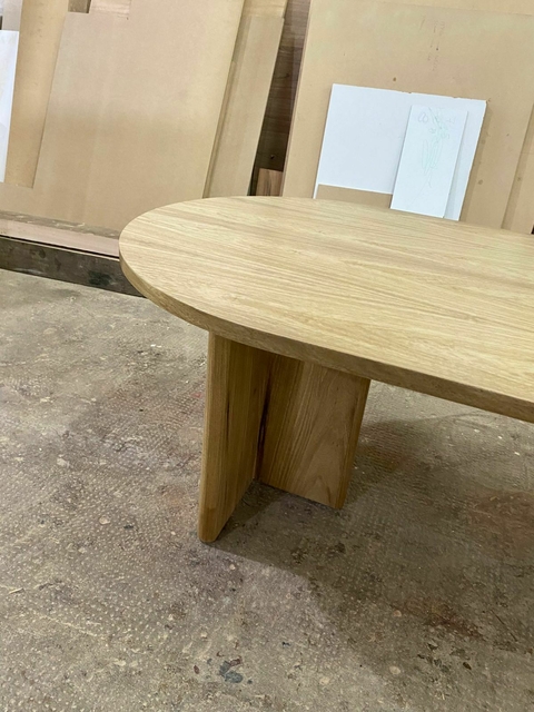 Mesa ratona ALPES de madera con diseño ovalado y patas robustas.
