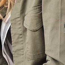 Campera corta mujer, gabardina, marca RIMMEL, con botones de metal, aplique en manga on internet