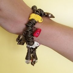 Pulsera con apliques y elefantes colgando (Bronce con detalles en amarillo rojo y celeste)