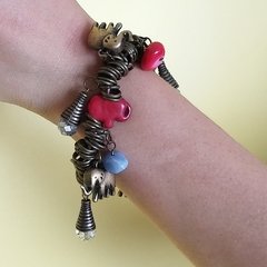 Pulsera con apliques y elefantes colgando (Bronce con detalles en amarillo rojo y celeste) - MARÍA VICTORIA - Ropa y accesorios - Tienda Online