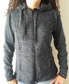 Campera deportiva mujer capucha hoddie lycra frisa bolsillos cordón ajustable cuello alto - comprar online