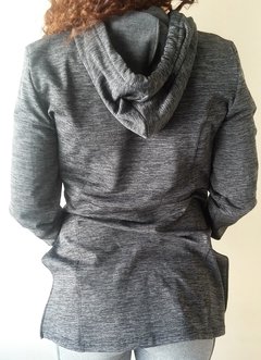 Campera deportiva mujer capucha hoddie lycra frisa bolsillos cordón ajustable cuello alto - tienda online