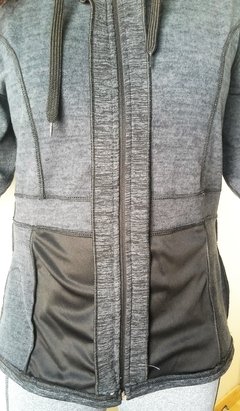 Campera deportiva mujer capucha hoddie lycra frisa bolsillos cordón ajustable cuello alto en internet
