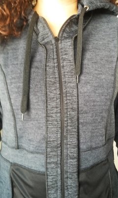 Campera deportiva mujer capucha hoddie lycra frisa bolsillos cordón ajustable cuello alto - tienda online