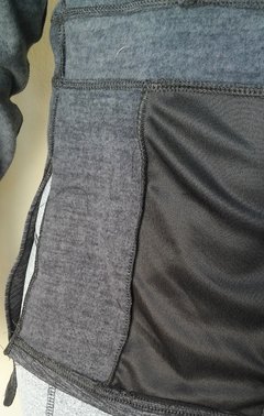 Imagen de Campera deportiva mujer capucha hoddie lycra frisa bolsillos cordón ajustable cuello alto