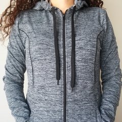 Campera deportiva mujer capucha hoddie lycra frisa bolsillos cordón ajustable cuello alto - MARÍA VICTORIA - Ropa y accesorios - Tienda Online