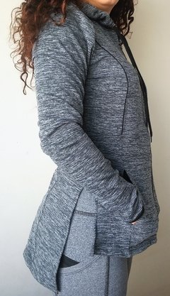 Campera deportiva mujer capucha hoddie lycra frisa bolsillos cordón ajustable cuello alto - tienda online