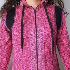 Imagen de Campera deportiva mujer lycra bolsillos delanteros cierre cordón ajustable cuello alto