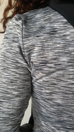 Buzo deportivo mujer lycra bolsillos delanteros con cierre cordón ajustable cuello alto cintura entallada