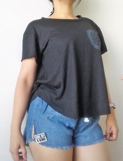 Imagen de Remera Rimmel estampada mujer verano corta estampado luna negro verde cuello redondo