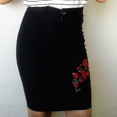 Pollera ZATAI mujer corta elastizada con aplique rosas bolsillos traseros cierre delantero algodón spandex negro blanco