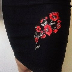 Pollera ZATAI mujer corta elastizada con aplique rosas bolsillos traseros cierre delantero algodón spandex negro blanco - comprar online