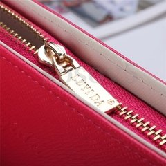 Billetera mujer porta celular smartphone en internet