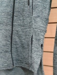 Imagen de Campera deportiva mujer capucha hoddie lycra frisa bolsillos cordón ajustable cuello alto